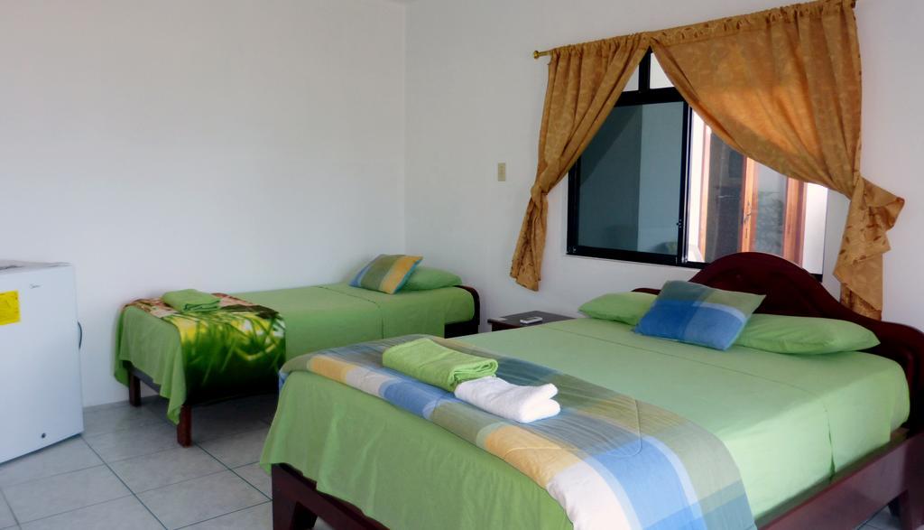Casa Los Delfines Hotel Puerto Villamil Exterior photo