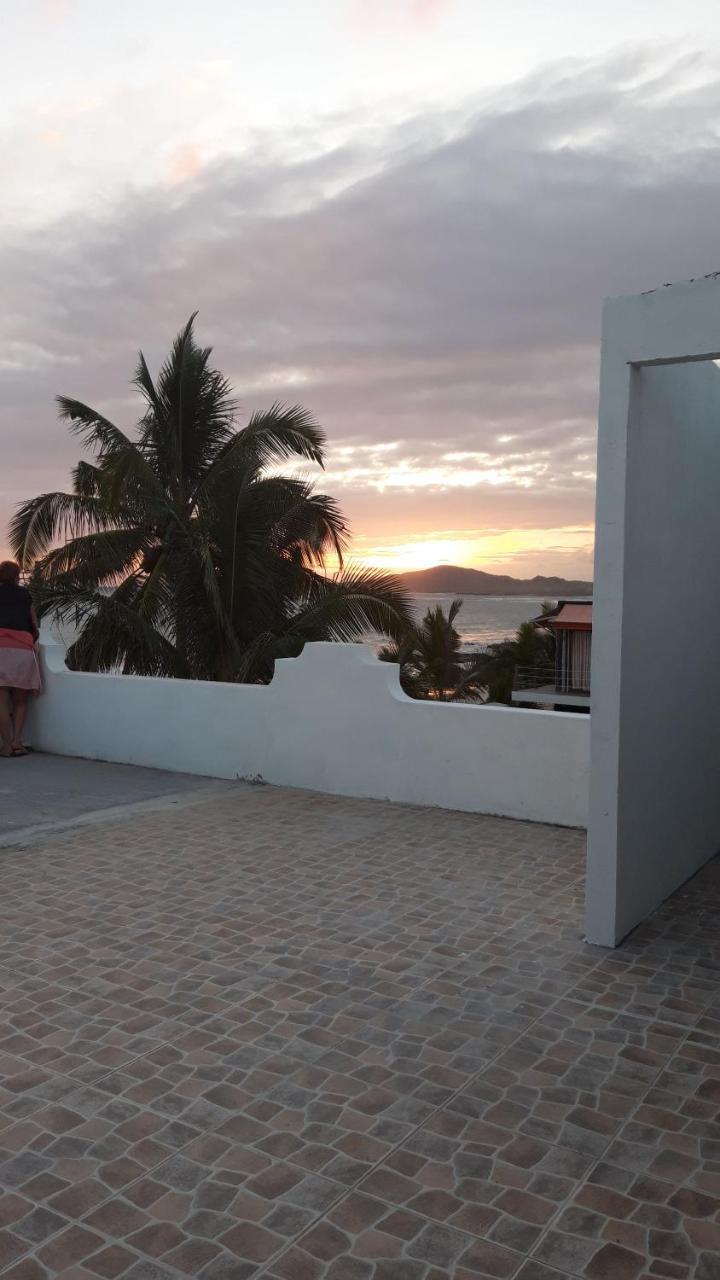 Casa Los Delfines Hotel Puerto Villamil Exterior photo